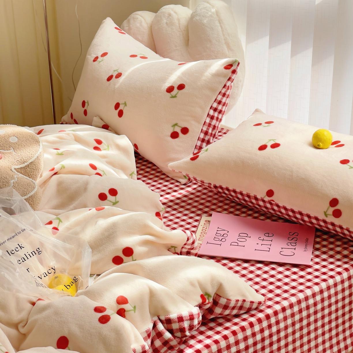 91家纺网 家纺一手货源 找家纺 圆岛 2021新款高克重牛奶绒ins小清新四件套 小樱桃