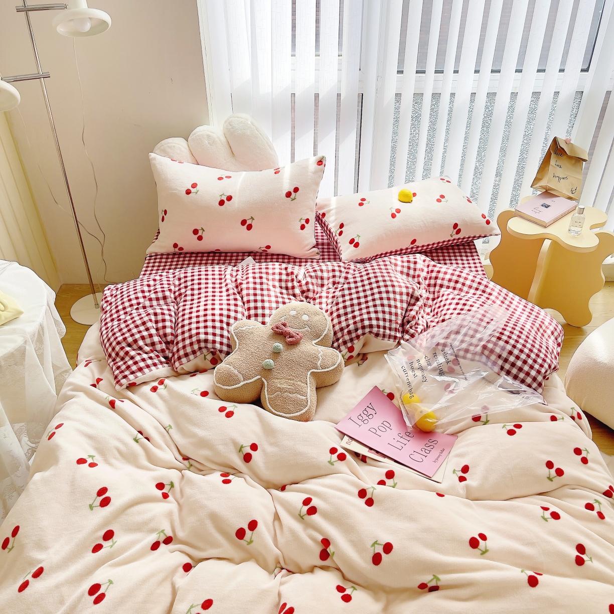 91家纺网 家纺一手货源 找家纺 圆岛 2021新款高克重牛奶绒ins小清新四件套 小樱桃