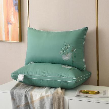 91家纺网 家纺一手货源 找家纺 （总）枕之坊 2021新款立体绣花艾草羽丝枕48×74cm