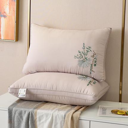 91家纺网 家纺一手货源 找家纺 （总）枕之坊 2021新款立体绣花艾草羽丝枕48×74cm