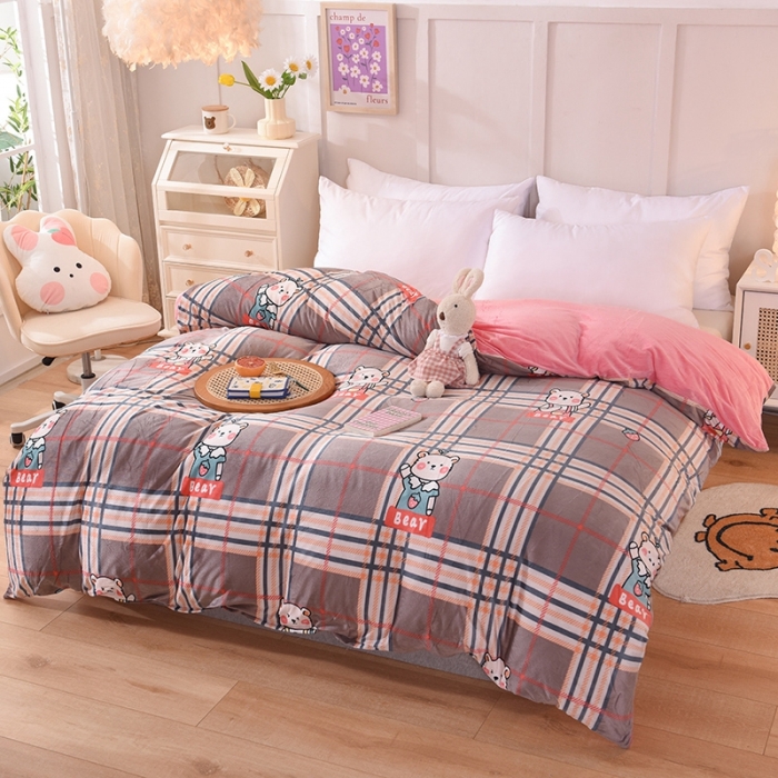 91家纺网 家纺一手货源 找家纺 甜之梦 2025新款水晶绒单品被套 格子萌熊