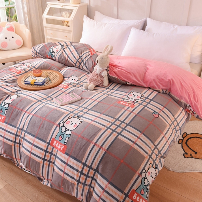 91家纺网 家纺一手货源 找家纺 甜之梦 2025新款水晶绒单品被套 格子萌熊