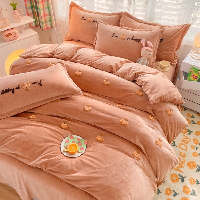 91家纺网 家纺一手货源 找家纺 蜜柚 2024新款婴儿绒毛巾绣快乐熊仔四件套 快乐熊仔-卡其