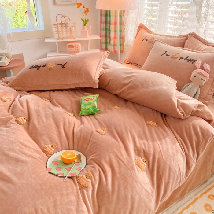 91家纺网 家纺一手货源 找家纺 蜜柚 2024新款婴儿绒毛巾绣快乐熊仔四件套 快乐熊仔-卡其