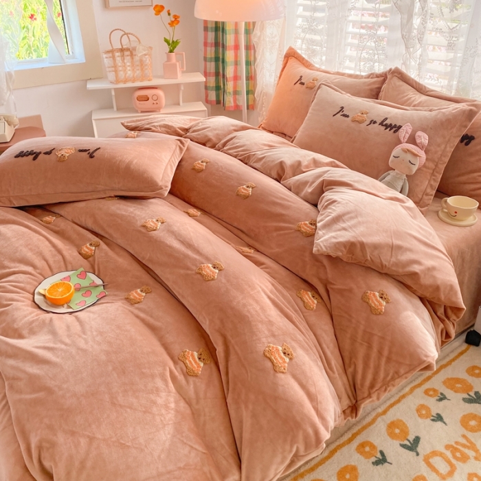 91家纺网 家纺一手货源 找家纺 蜜柚 2024新款婴儿绒毛巾绣快乐熊仔四件套 快乐熊仔-卡其