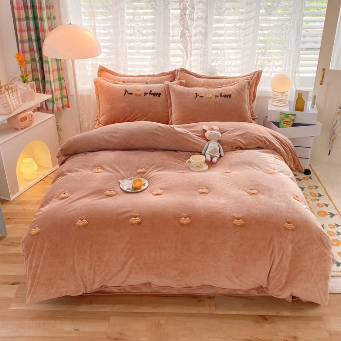 91家纺网 家纺一手货源 找家纺 蜜柚 2024新款婴儿绒毛巾绣快乐熊仔四件套 快乐熊仔-卡其