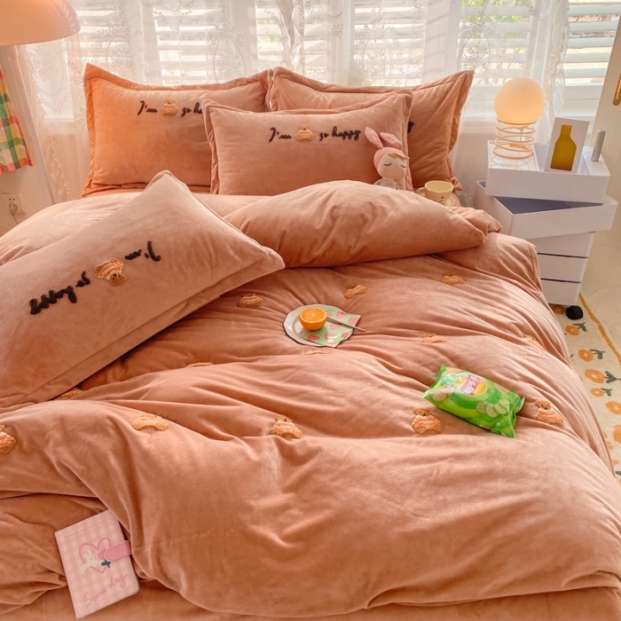 91家纺网 家纺一手货源 找家纺 蜜柚 2024新款婴儿绒毛巾绣快乐熊仔四件套 快乐熊仔-卡其