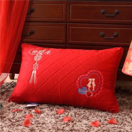 91家纺网 家纺一手货源 找家纺 枕之坊 2021新款大红婚庆羽丝枕a48×74cm 钟爱一生