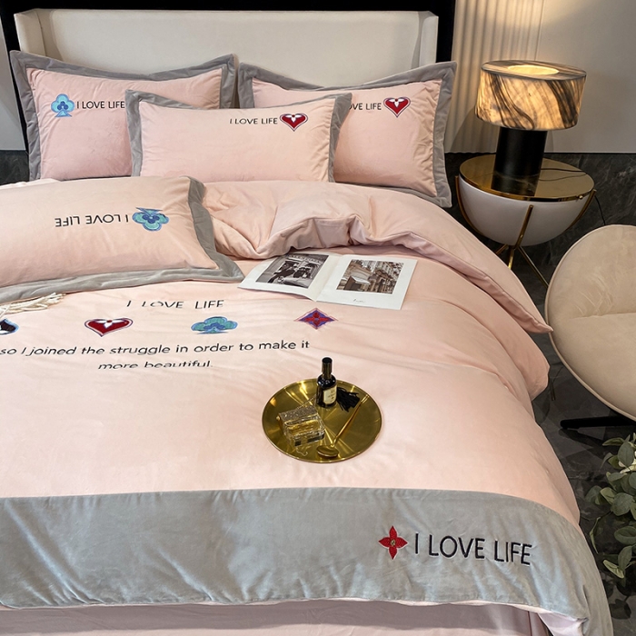 91家纺网 家纺一手货源 找家纺 澳梵 2021【艾利克斯】婴儿绒轻奢风刺绣四件套 艾利克斯-粉