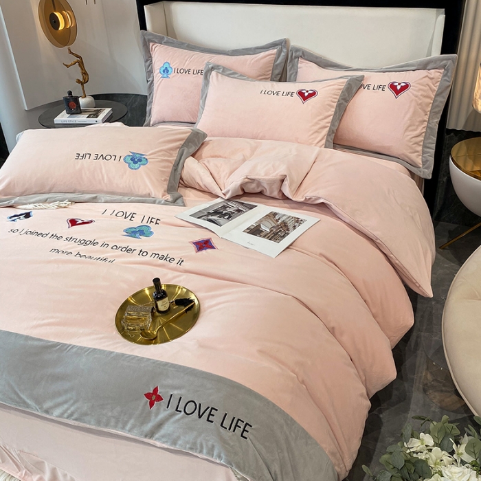 91家纺网 家纺一手货源 找家纺 澳梵 2021【艾利克斯】婴儿绒轻奢风刺绣四件套 艾利克斯-粉