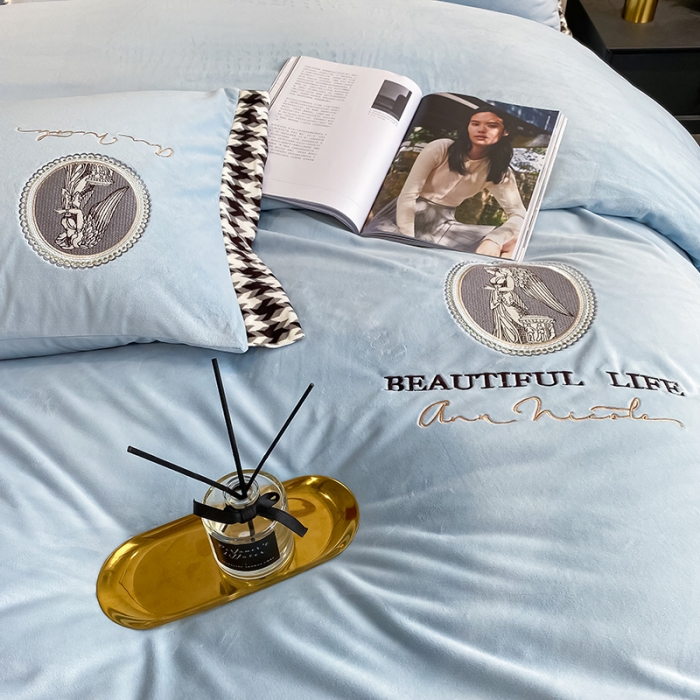 91家纺网 家纺一手货源 找家纺 澳梵 2021【爱神系列】婴儿绒轻奢风刺绣四件套 爱神-浅蓝