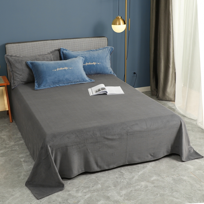 91家纺网 家纺一手货源 找家纺 朵希曼2023加厚牛奶绒四件套纯色绣花系列 时尚生活-雾霾蓝