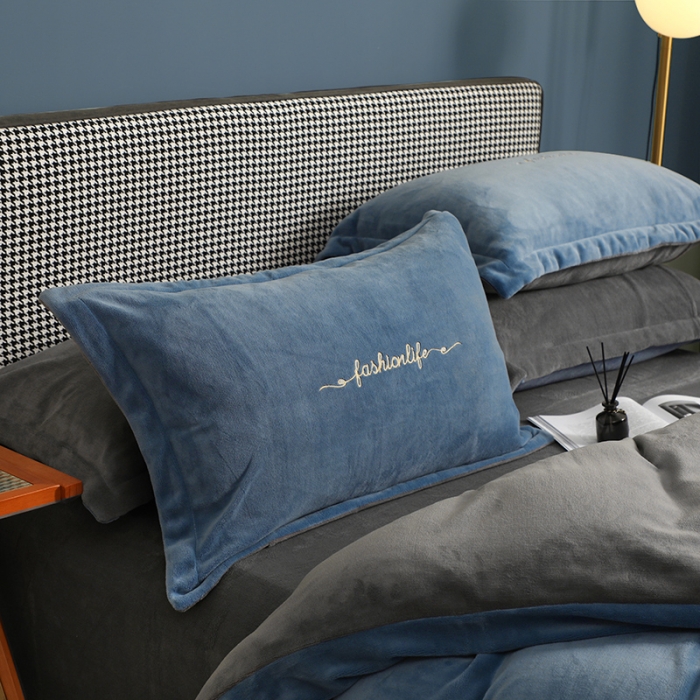 91家纺网 家纺一手货源 找家纺 朵希曼2023加厚牛奶绒四件套纯色绣花系列 时尚生活-雾霾蓝