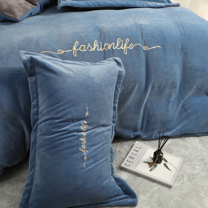 91家纺网 家纺一手货源 找家纺 朵希曼2023加厚牛奶绒四件套纯色绣花系列 时尚生活-雾霾蓝