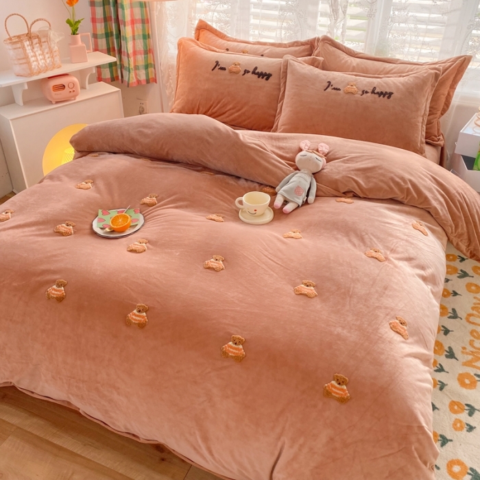 91家纺网 家纺一手货源 找家纺 蜜柚 2024新款婴儿绒毛巾绣快乐熊仔四件套 快乐熊仔-卡其