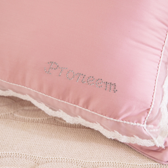 91家纺网 家纺一手货源 找家纺 (总)枕之坊 2021新款玻尿酸蕾丝水钻羽丝枕48×74cm