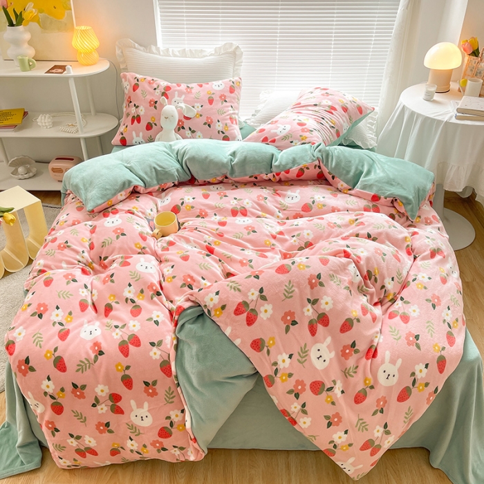 91家纺网 家纺一手货源 找家纺 金爱家 2021新款牛奶绒暖边四件套 草莓兔