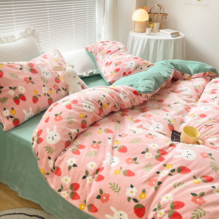 91家纺网 家纺一手货源 找家纺 金爱家 2021新款牛奶绒暖边四件套 草莓兔