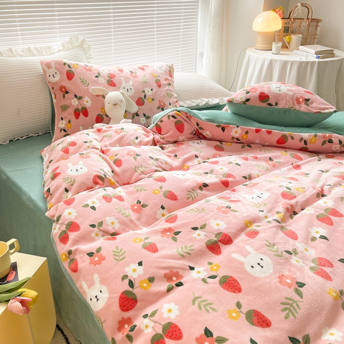 91家纺网 家纺一手货源 找家纺 金爱家 2021新款牛奶绒暖边四件套 草莓兔