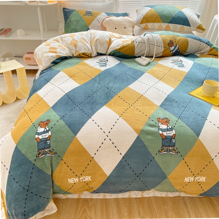 91家纺网 家纺一手货源 找家纺 金爱家 2021新款牛奶绒暖边四件套 绅士熊