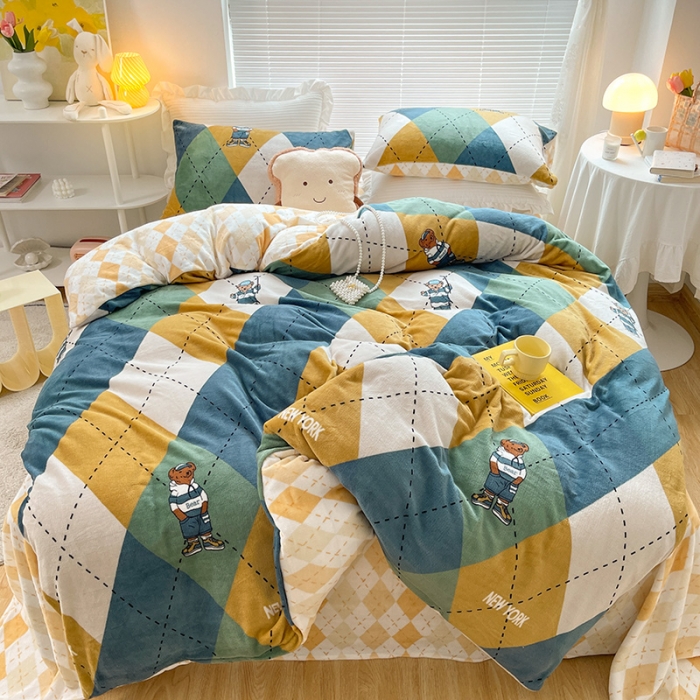 91家纺网 家纺一手货源 找家纺 金爱家 2021新款牛奶绒暖边四件套 绅士熊