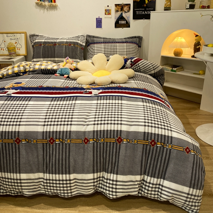 91家纺网 家纺一手货源 找家纺 珺柔家纺2021新款牛奶绒印花四件套 格子小熊