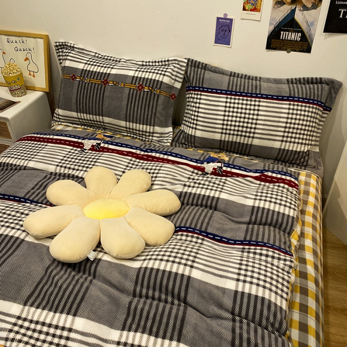 91家纺网 家纺一手货源 找家纺 珺柔家纺2021新款牛奶绒印花四件套 格子小熊