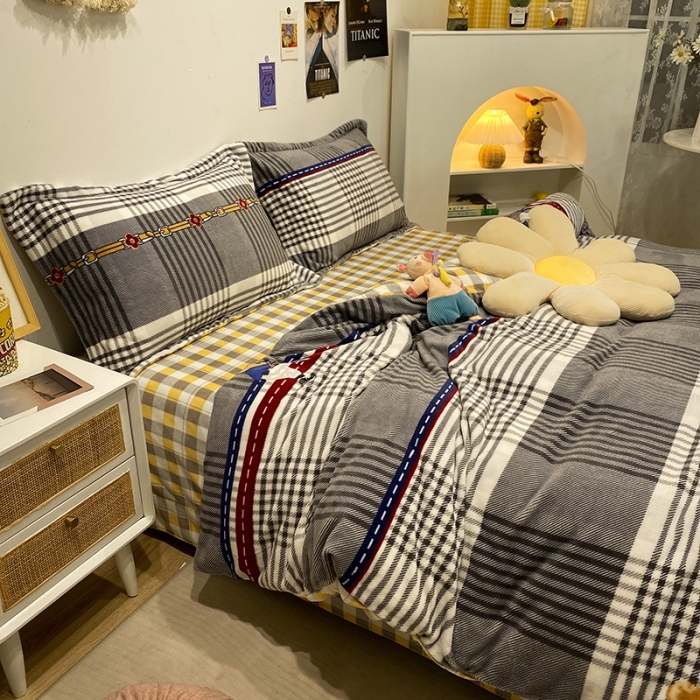 91家纺网 家纺一手货源 找家纺 珺柔家纺2021新款牛奶绒印花四件套 格子小熊