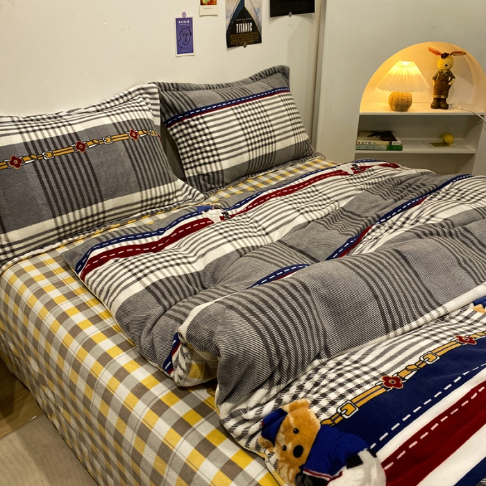 91家纺网 家纺一手货源 找家纺 珺柔家纺2021新款牛奶绒印花四件套 格子小熊