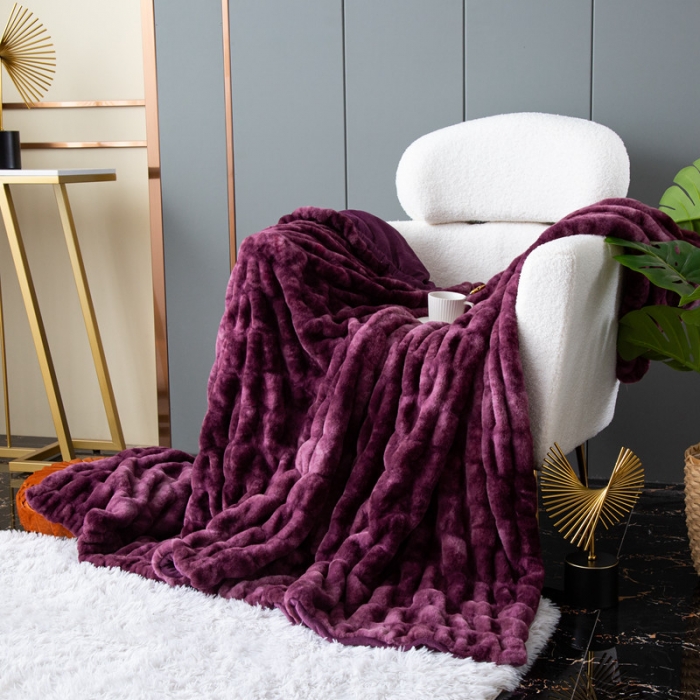 91家纺网 家纺一手货源 找家纺 来菲毛毯 25新款氨纶兔毛毛毯托斯塔纳加厚双层保暖奢华沙发毯紫红色