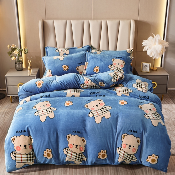 91家纺网 家纺一手货源 找家纺 纽缦 2021新款牛奶绒四件套法莱水晶宝宝绒 摩卡小熊蓝灰