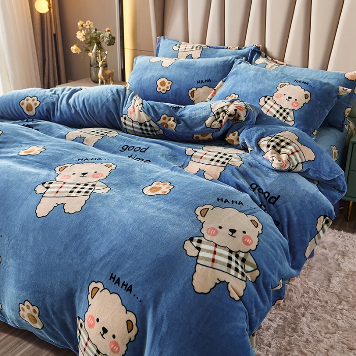 91家纺网 家纺一手货源 找家纺 纽缦 2021新款牛奶绒四件套法莱水晶宝宝绒 摩卡小熊蓝灰