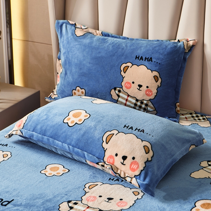 91家纺网 家纺一手货源 找家纺 纽缦 2021新款牛奶绒四件套法莱水晶宝宝绒 摩卡小熊蓝灰