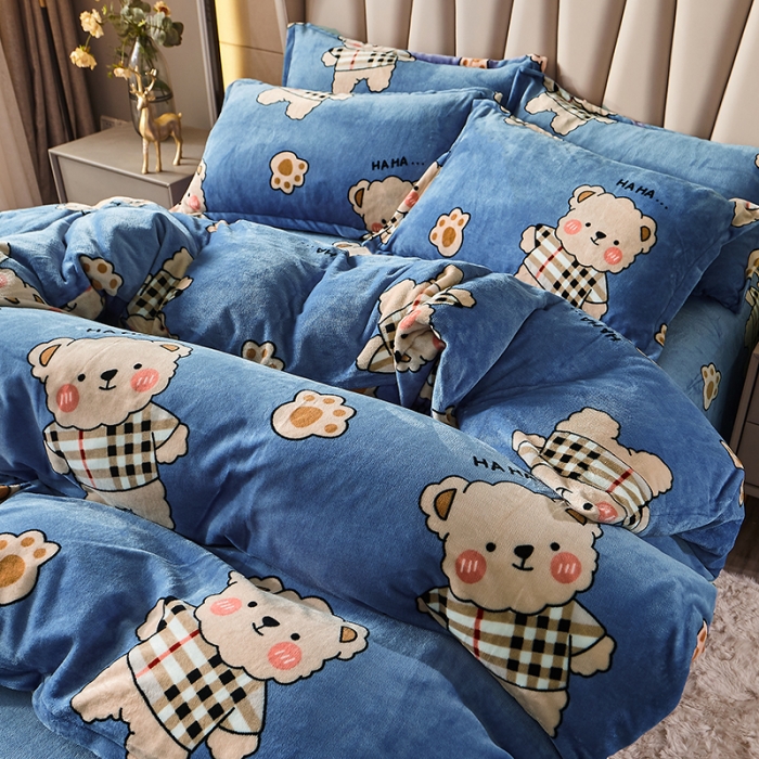 91家纺网 家纺一手货源 找家纺 纽缦 2021新款牛奶绒四件套法莱水晶宝宝绒 摩卡小熊蓝灰