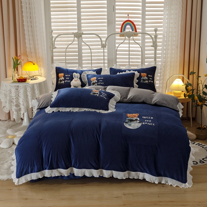 91家纺网 家纺一手货源 找家纺 纽缦 2021新款韩版水晶绒床单四件套法莱水晶牛奶 萌熊-宝蓝灰