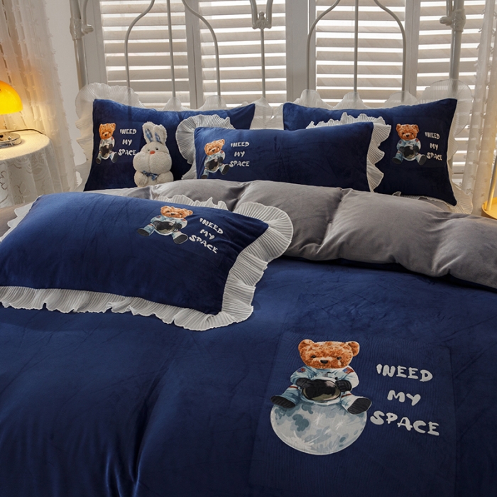 91家纺网 家纺一手货源 找家纺 纽缦 2021新款韩版水晶绒床单四件套法莱水晶牛奶 萌熊-宝蓝灰