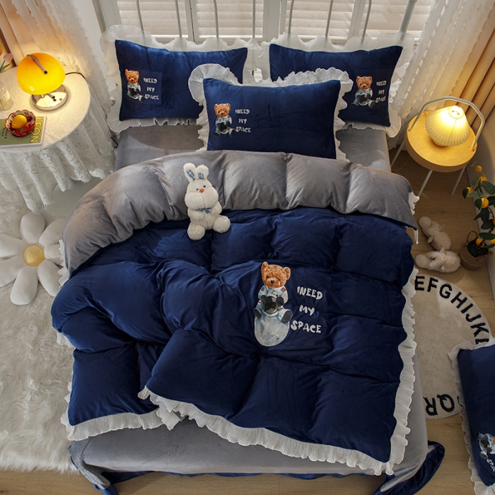 91家纺网 家纺一手货源 找家纺 纽缦 2021新款韩版水晶绒床单四件套法莱水晶牛奶 萌熊-宝蓝灰