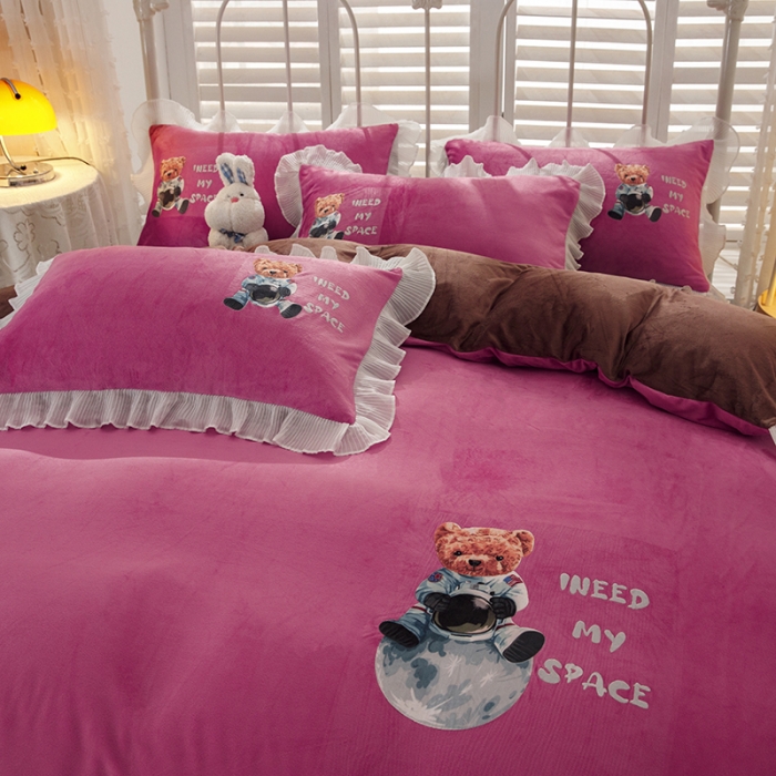 91家纺网 家纺一手货源 找家纺 纽缦 2021新款韩版水晶绒床单四件套法莱水晶牛奶 萌熊-豆沙咖