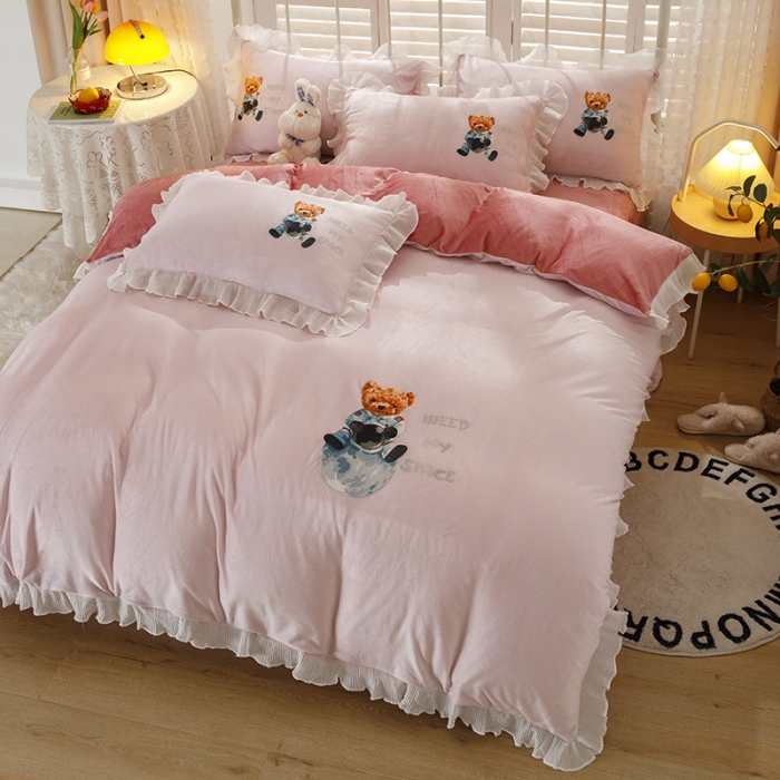91家纺网 家纺一手货源 找家纺 纽缦 2021新款韩版水晶绒床单四件套法莱水晶牛奶 萌熊-粉豆沙