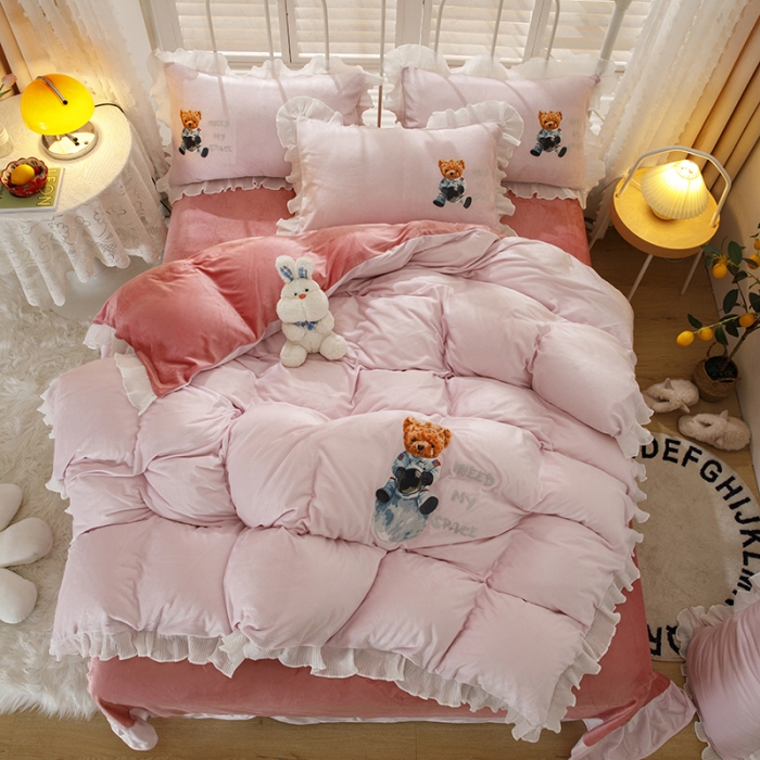 91家纺网 家纺一手货源 找家纺 纽缦 2021新款韩版水晶绒床单四件套法莱水晶牛奶 萌熊-粉豆沙