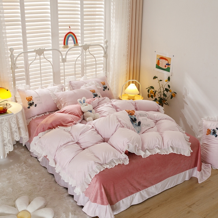 91家纺网 家纺一手货源 找家纺 纽缦 2021新款韩版水晶绒床单四件套法莱水晶牛奶 萌熊-粉豆沙