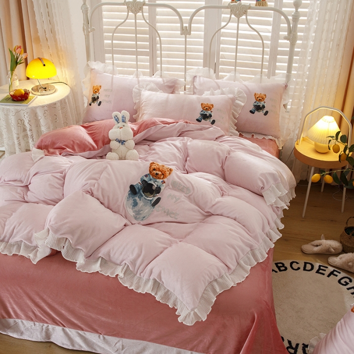 91家纺网 家纺一手货源 找家纺 纽缦 2021新款韩版水晶绒床单四件套法莱水晶牛奶 萌熊-粉豆沙