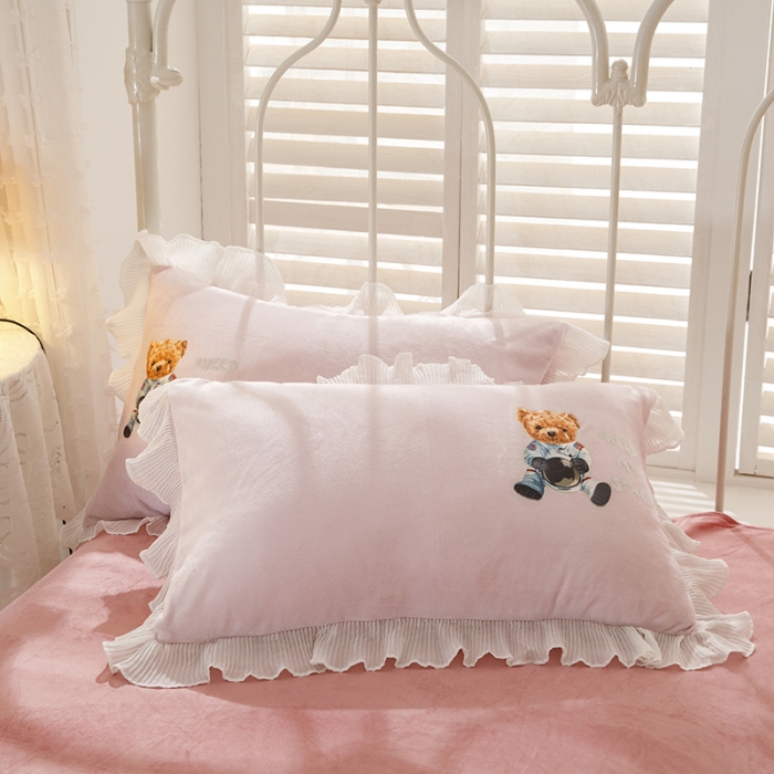 91家纺网 家纺一手货源 找家纺 纽缦 2021新款韩版水晶绒床单四件套法莱水晶牛奶 萌熊-粉豆沙