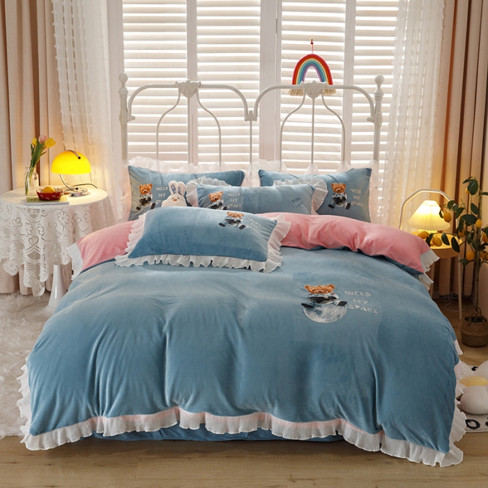 91家纺网 家纺一手货源 找家纺 纽缦 2021新款韩版水晶绒床单四件套法莱水晶牛奶 萌熊-蓝灰粉