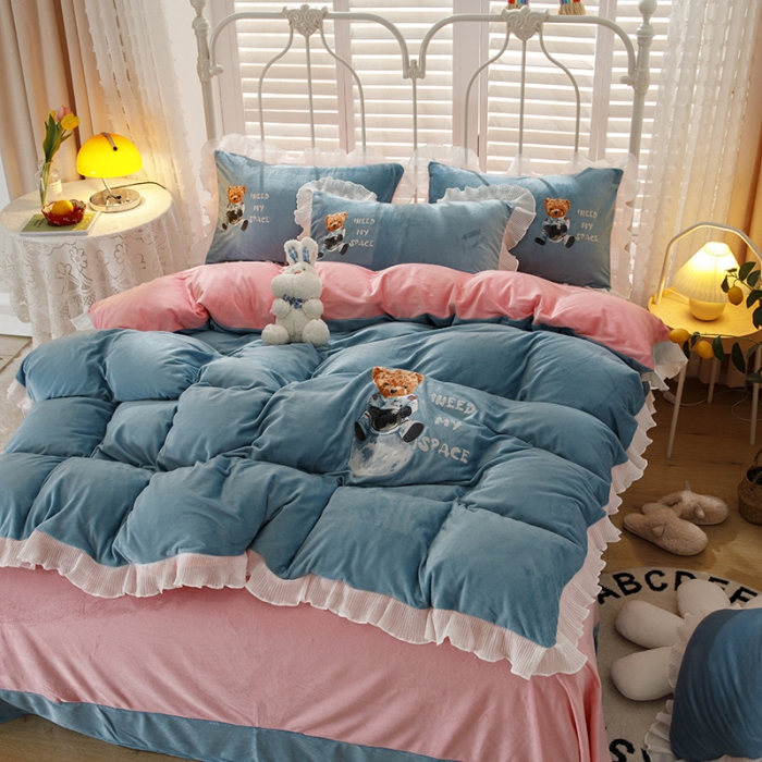 91家纺网 家纺一手货源 找家纺 纽缦 2021新款韩版水晶绒床单四件套法莱水晶牛奶 萌熊-蓝灰粉