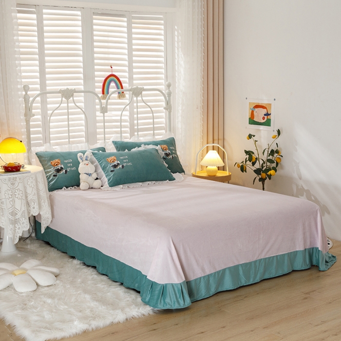 91家纺网 家纺一手货源 找家纺 纽缦 2021新款韩版水晶绒床单四件套法莱水晶牛奶 萌熊-浅绿粉