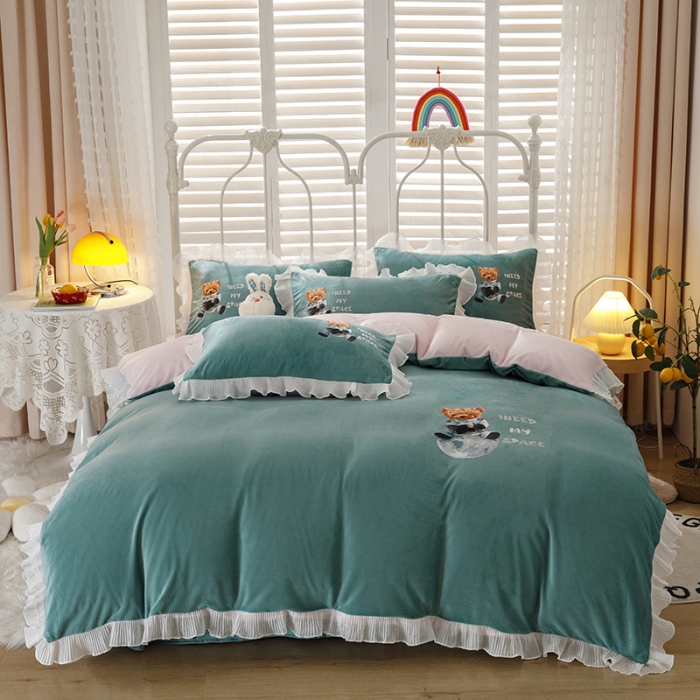 91家纺网 家纺一手货源 找家纺 纽缦 2021新款韩版水晶绒床单四件套法莱水晶牛奶 萌熊-浅绿粉