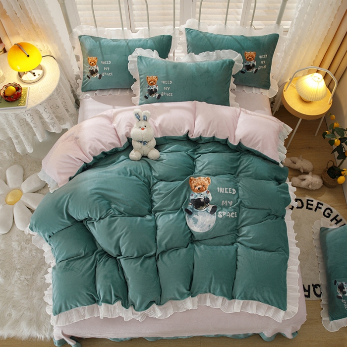 91家纺网 家纺一手货源 找家纺 纽缦 2021新款韩版水晶绒床单四件套法莱水晶牛奶 萌熊-浅绿粉