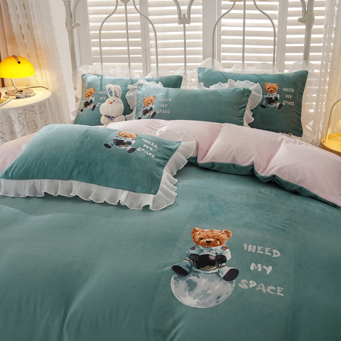 91家纺网 家纺一手货源 找家纺 纽缦 2021新款韩版水晶绒床单四件套法莱水晶牛奶 萌熊-浅绿粉