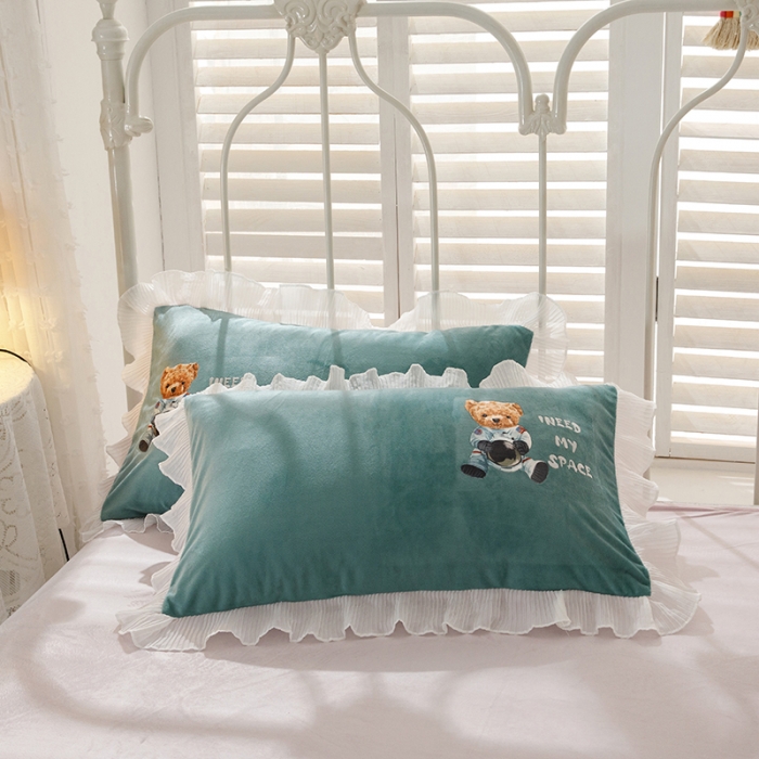 91家纺网 家纺一手货源 找家纺 纽缦 2021新款韩版水晶绒床单四件套法莱水晶牛奶 萌熊-浅绿粉